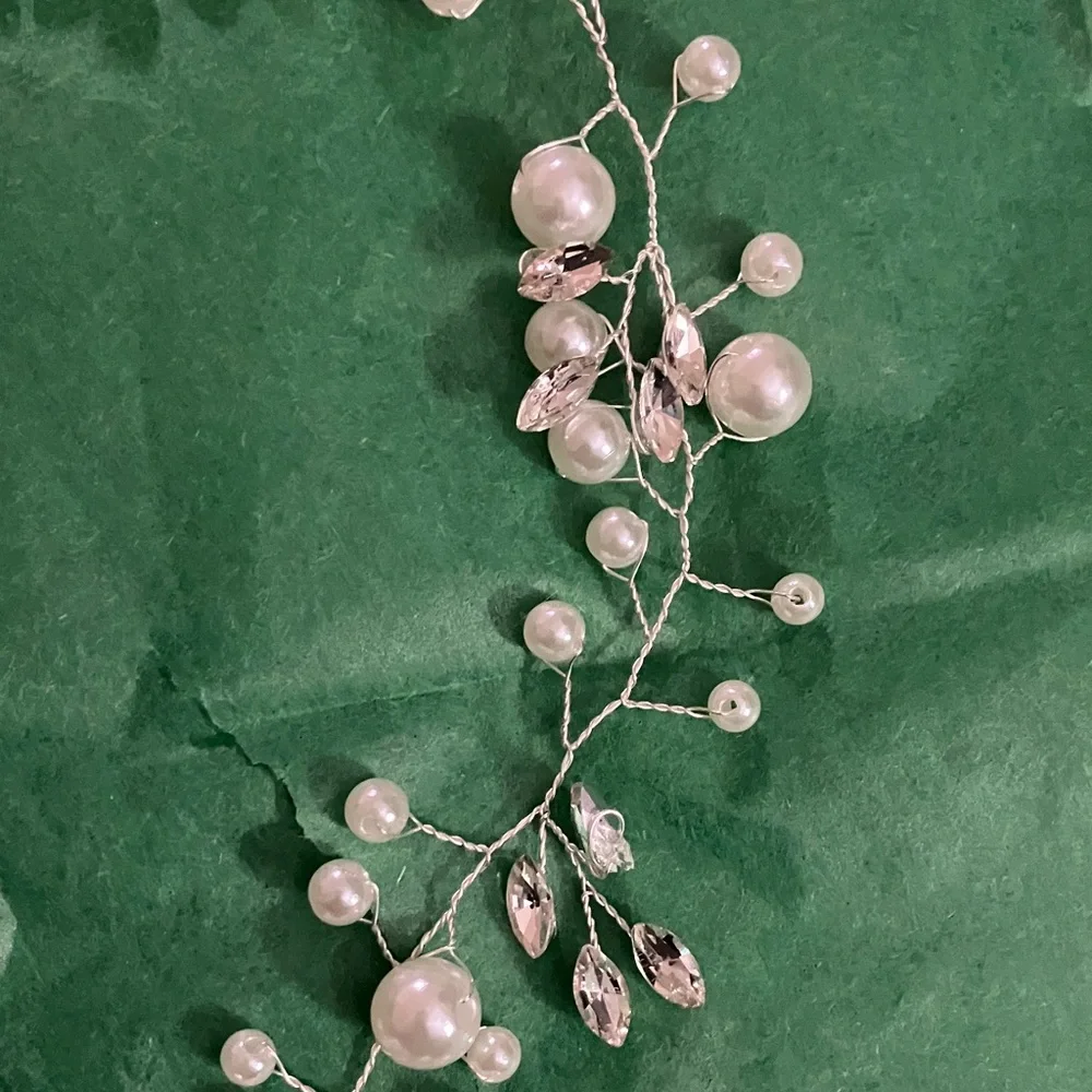 Elegant Pearl and Crystal Hair Vine